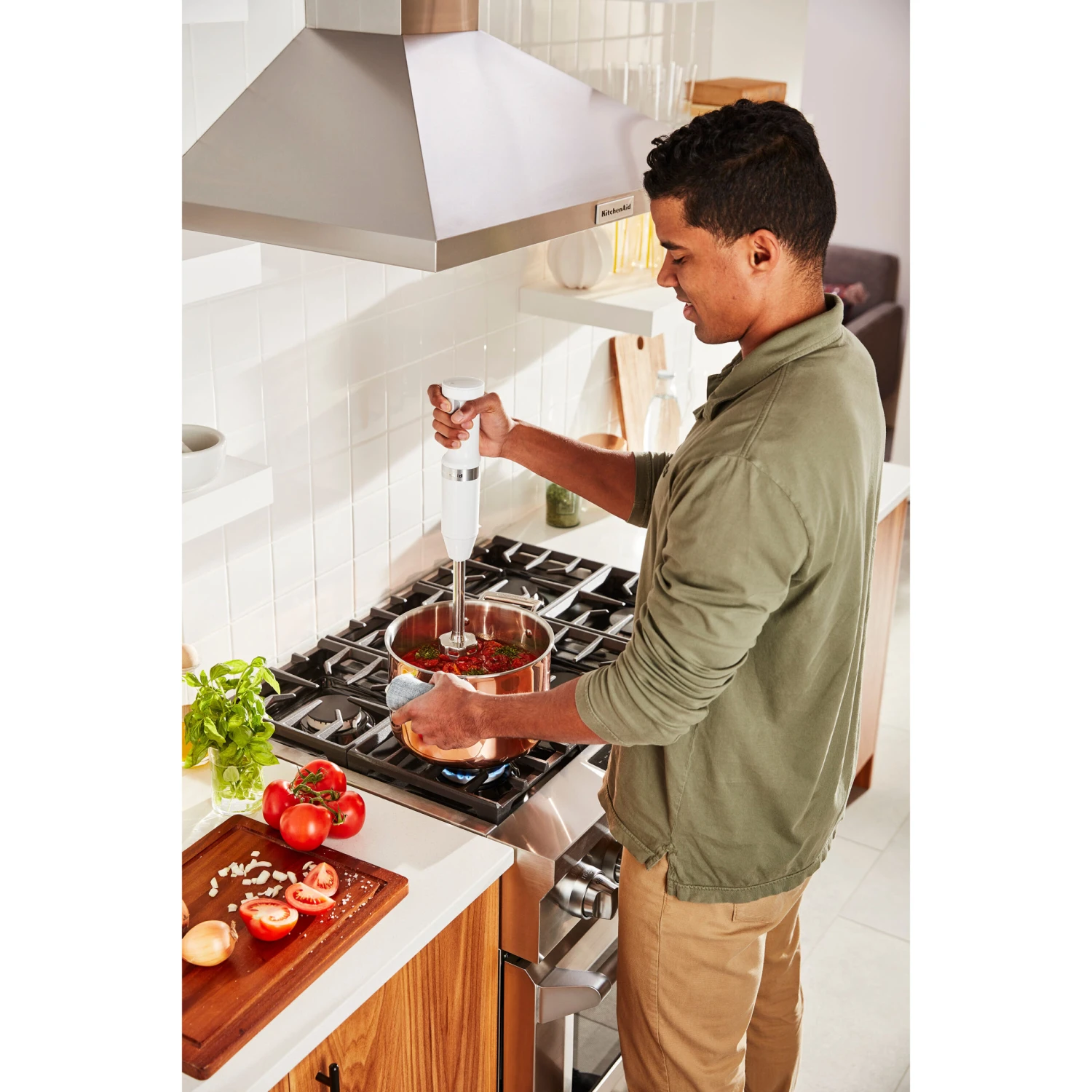 KitchenAid Cordless Variable-Speed Immersion Blender In White With Whisk And Blending Jar 4 KitchenAid Cordless Variable-Speed Immersion Blender In White With Whisk And Blending Jar - Image 2