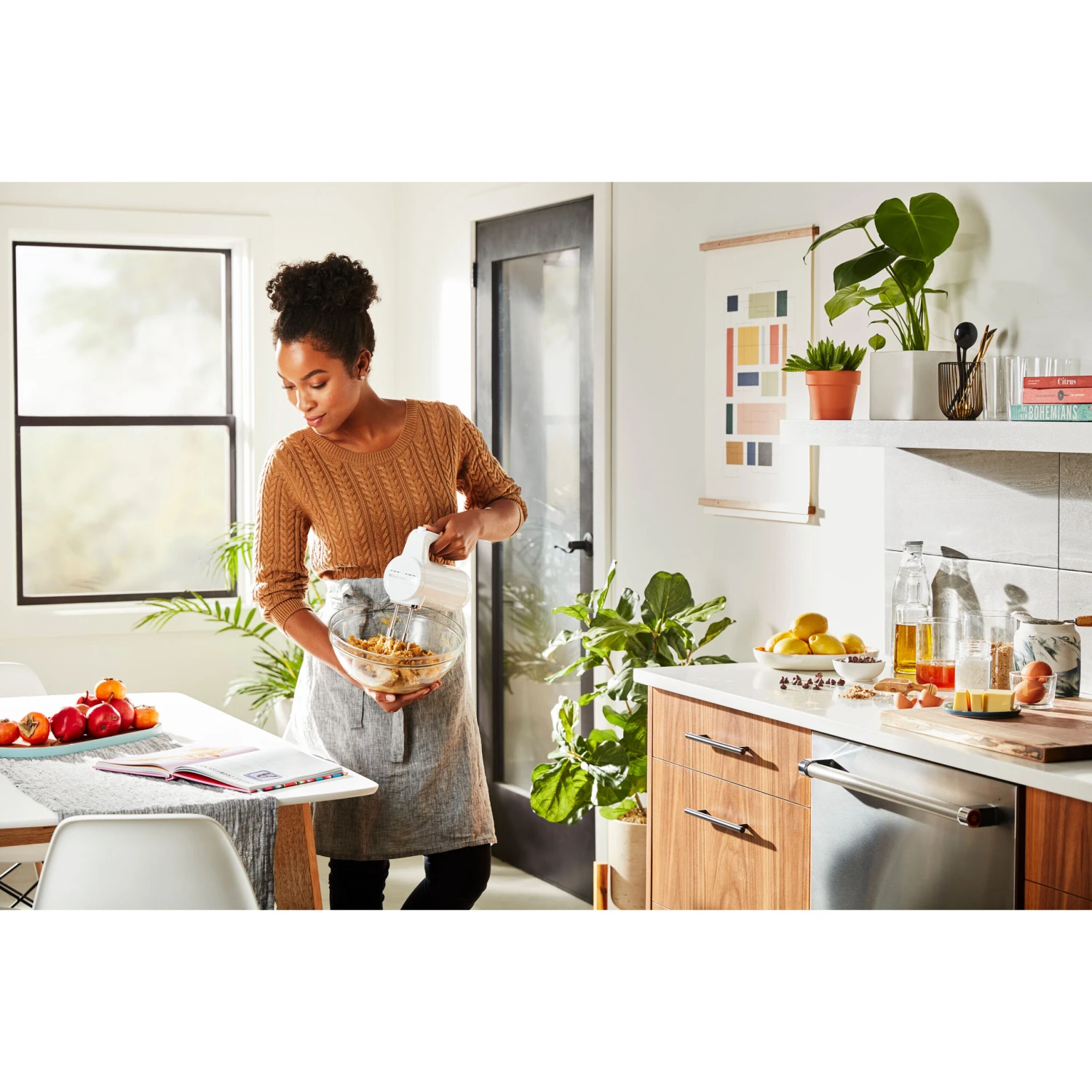 KitchenAid Cordless 7-Speed Hand Mixer With Turbo Beaters II In White 4 KitchenAid Cordless 7-Speed Hand Mixer With Turbo Beaters II In White - Image 2